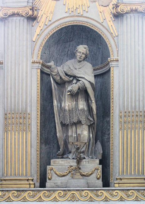 Amiens,_cathedral_Notre-Dame,_statue_of_Honoratus_of_Amiens.JPG