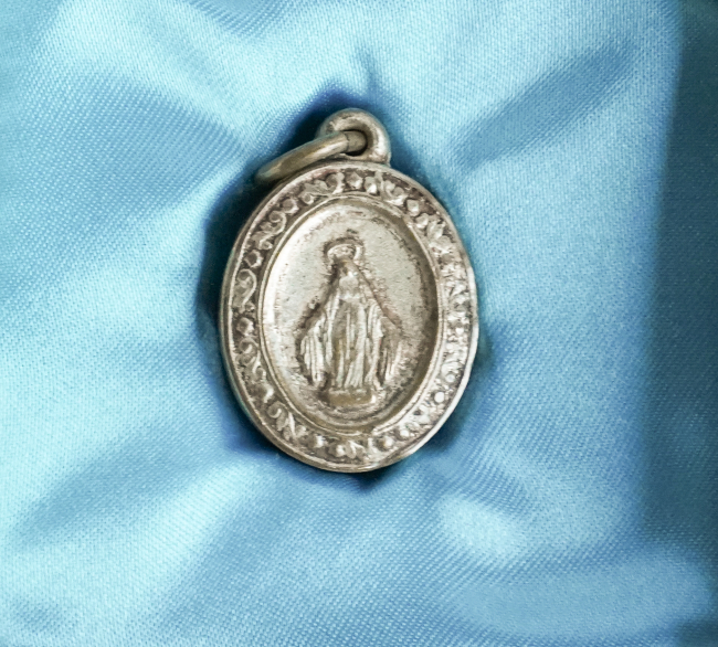 Relikviár z 19. Storočia s relikviami Svätý Fr. Régis, Svätý Honoré , Svätý Placidus, Svätý J. de Britto 2